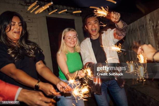 celebrating the new year in style - december stockfoto's en -beelden