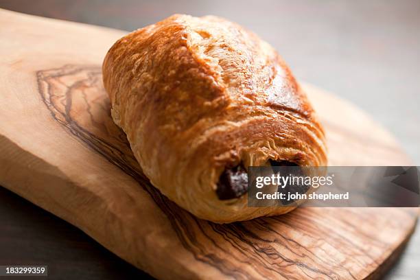 schokoladen-croissant - pain au chocolat stock-fotos und bilder