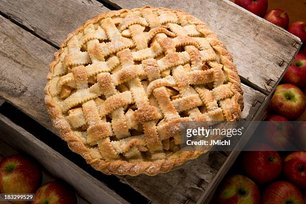 apple pie with lattice crust on a rustic wooden crate. - appeltaart stockfoto's en -beelden