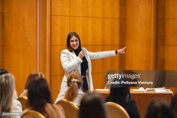 femme faisant une présentation dans une salle d’université - discours-liminaire photos et images de collection