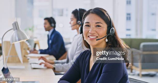callcenter-frau, lächeln und porträt am helpdesk, job- und mitarbeitergruppe mit computer, beratung und büro. japanischer agent, pc und mikrofon mit kopfhörern, beratung oder zuhören für technischen support - kundenservice stock-fotos und bilder