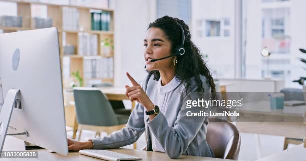business woman, consulting on computer and call center communication, customer service or e commerce support. professional advisor or consultant on desktop for solution and contact us in an office - voip 個照片及圖片檔