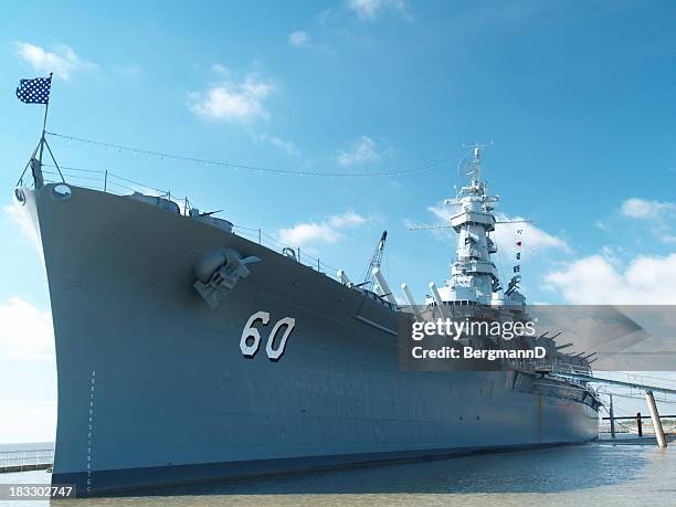 uss alabama from port - amerikaanse zeemacht stockfoto's en -beelden