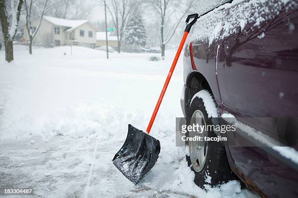 winter storm and snow shovel on driveway - shovel 個照片及圖片檔