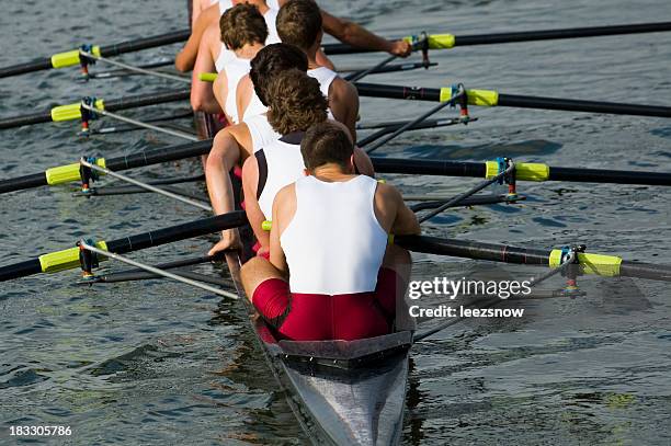 hombres 8-man rowing - rowing fotografías e imágenes de stock