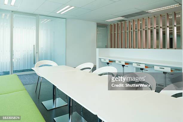 moderno ufficio tavolo da conferenza - cafeteria foto e immagini stock