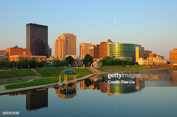 vista de los edificios de dayton, ohio, en sunrise - ohio fotografías e imágenes de stock