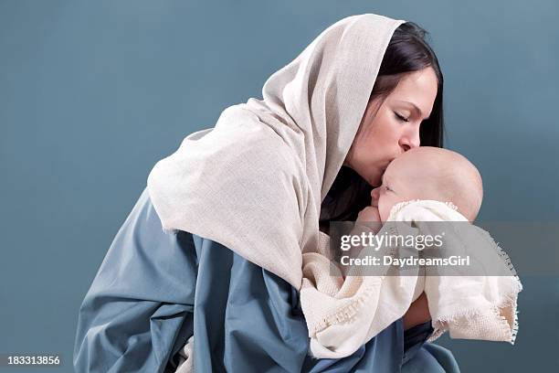 nativity scene with mary and baby jesus - virgin mary stock pictures, royalty-free photos & images