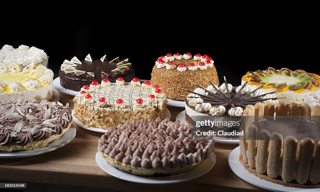 Verschiedene Arten von Kuchen auf einem Tisch