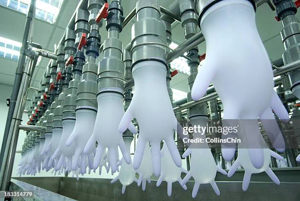 glove qc test - latex stockfoto's en -beelden