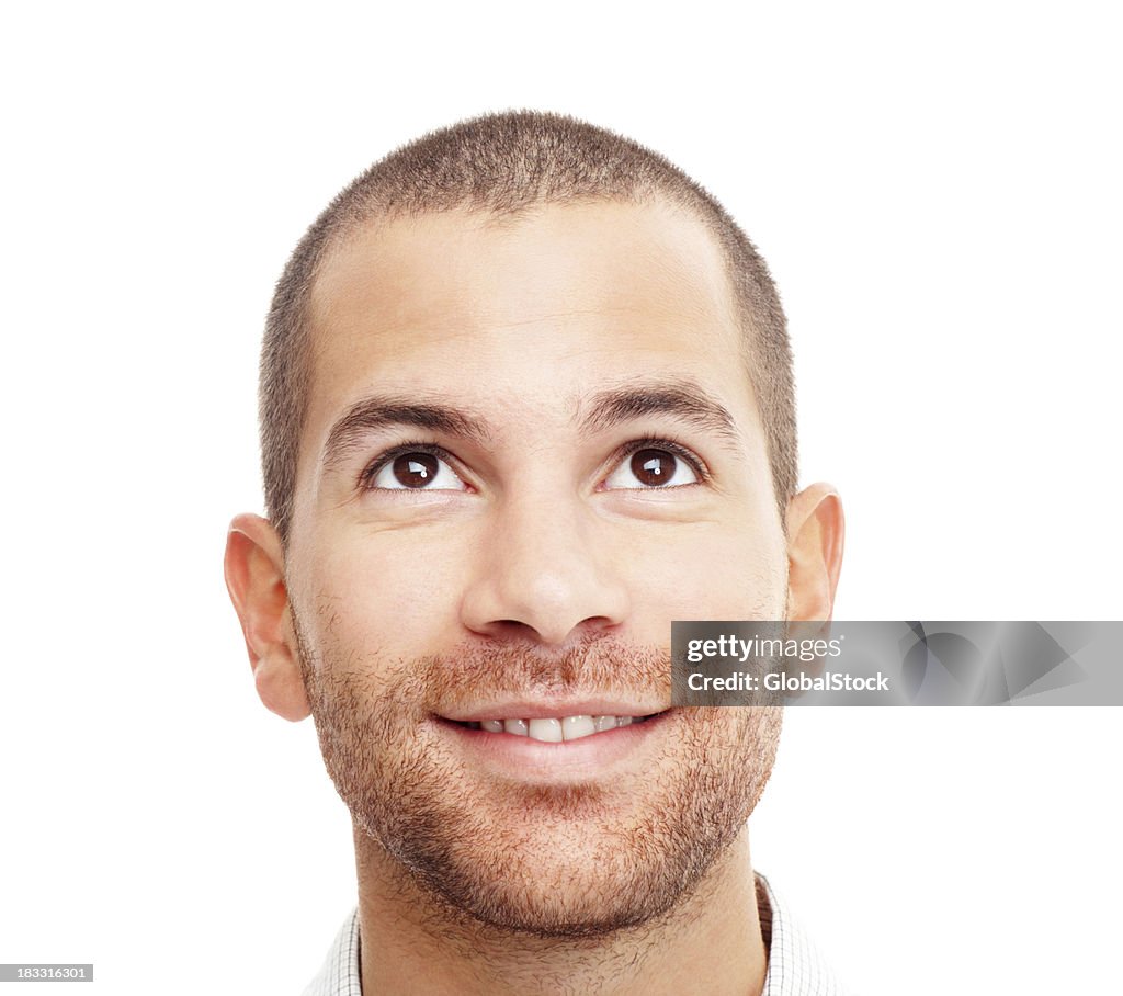 Detalhe de um homem olhando para cima sorrindo em branco
