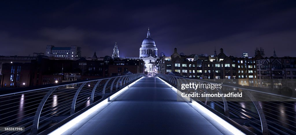 Ponte do Milénio & St Paul à noite