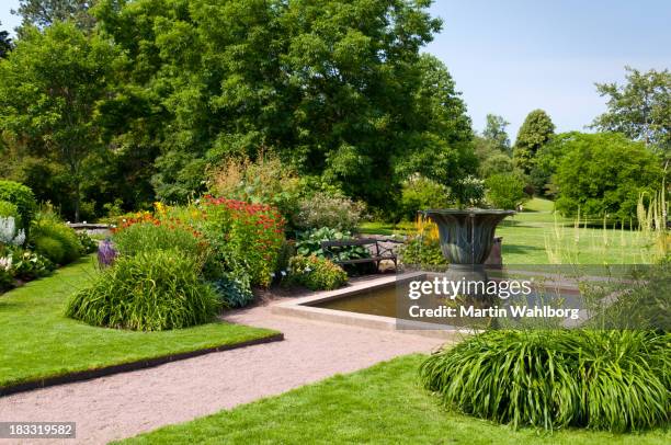 pond in ornamental garden - garden pond stockfoto's en -beelden