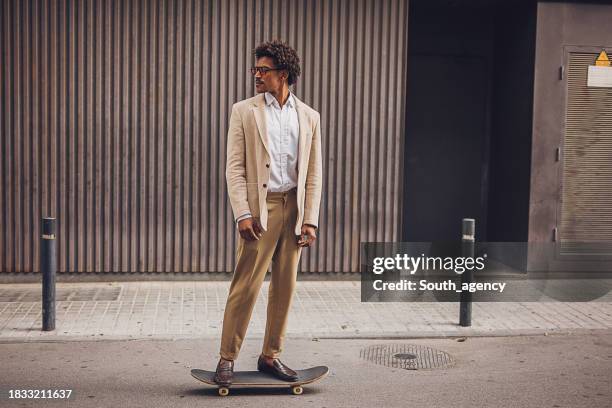 elegante artístico - monopatín artículos deportivos fotografías e imágenes de stock