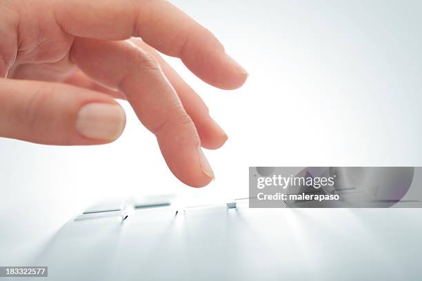 facendo clic su tastiera del computer - tastiera di computer foto e immagini stock