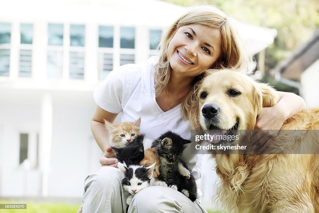 Hermosa Chica disfrutando al aire libre con mascotas.