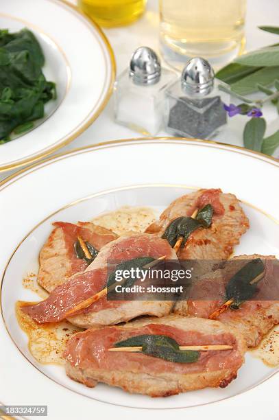 saltimbocca alla romana - kalfsvlees stockfoto's en -beelden
