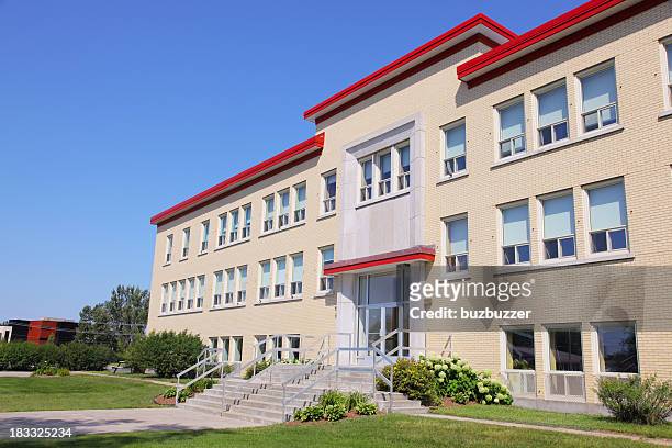 modern school building in summer - school building exterior stockfoto's en -beelden