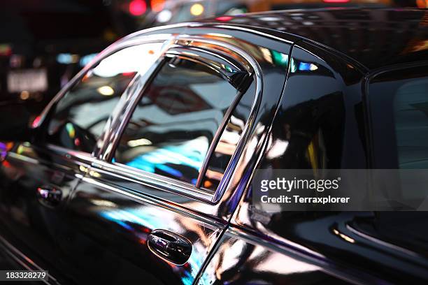 neón, vida nocturna refleja en limusina de la ventana - limousine fotografías e imágenes de stock