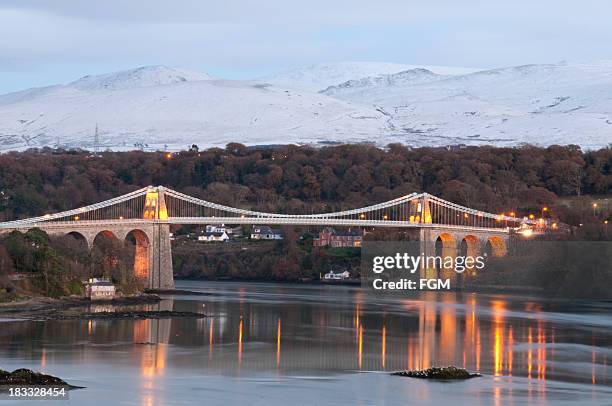 menai suspension bridge in der dämmerung - menai hängebrücke stock-fotos und bilder