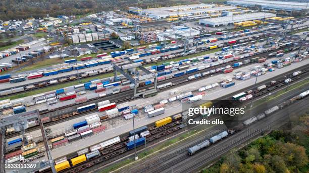 railyard, freight yard and freight trains - aerial view - parque de manobras de comboios imagens e fotografias de stock