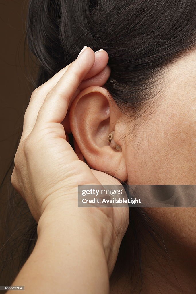 Mujer con audífonos justicia a escuchar