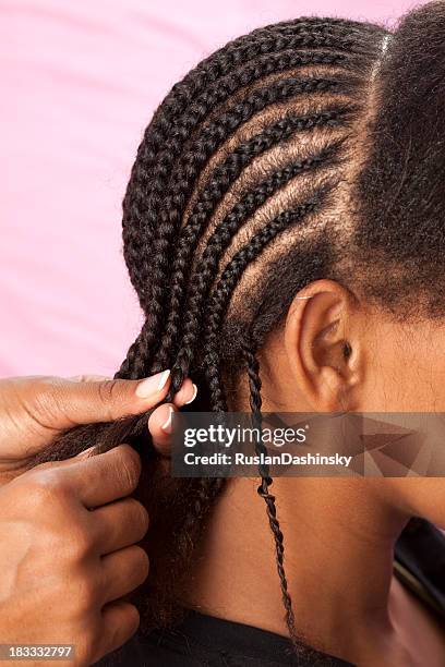 gewebtes afrikanische geflochtener zopf. - african woman hair stock-fotos und bilder