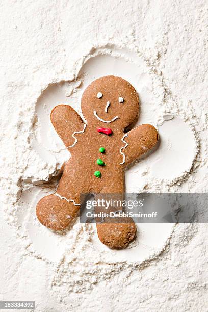 decoradas jengibre ángel de nieve - figurita de jengibre fotografías e imágenes de stock
