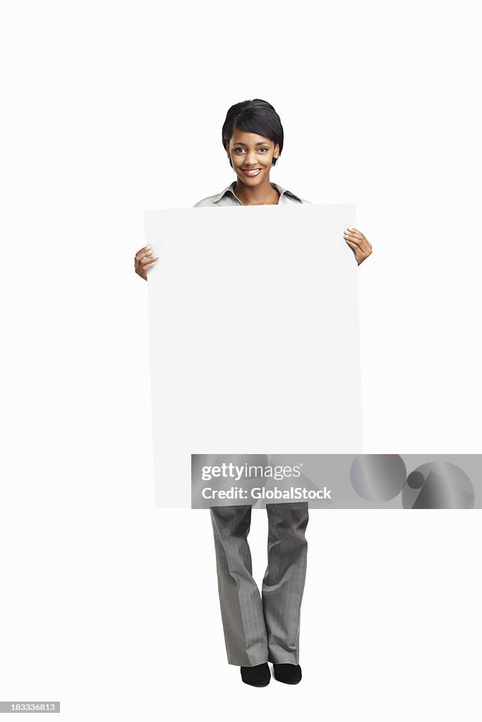 Mujer de negocios joven feliz sosteniendo una tabla en blanco