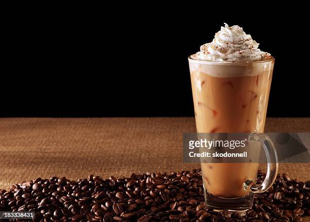 zucca spezie latte su sfondo nero - iced coffee foto e immagini stock