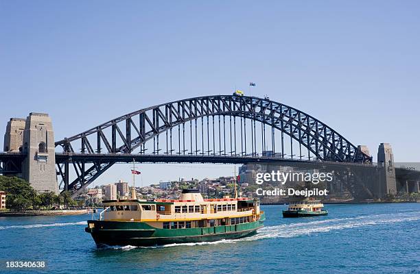 シドニーハーバーブリッジと街並みのオーストラリア - フェリー船 ストックフォトと画像