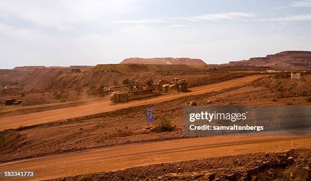 tom price iron ore mine - mining western australia stock pictures, royalty-free photos & images