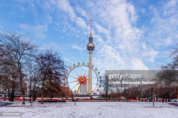 tv tower (fernsehturm) and christmas market ferris wheel in berlin, germany - kleinere sehenswürdigkeit stock-fotos und bilder