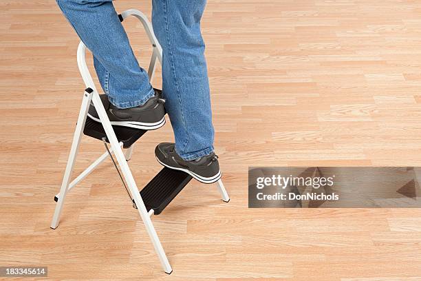 in piedi su una scala a pioli - scala a pioli foto e immagini stock