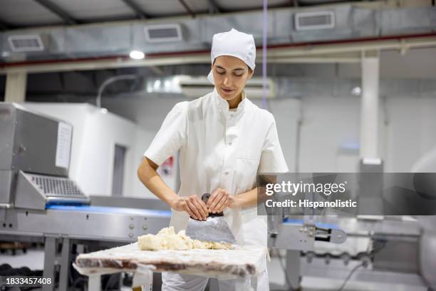 Manager Baking Lady In Bakery Uniform Photos and Premium High Res Pictures - Getty Images