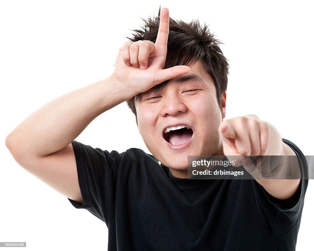 Jovem gestos perdedor L Sinal Manual, risadas e pontos