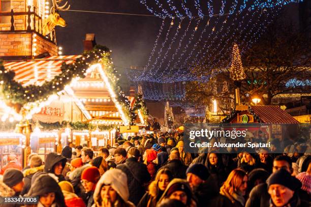 crowds of people visiting christmas market on breitscheidplatz in berlin, germany - mercado navideño fotografías e imágenes de stock