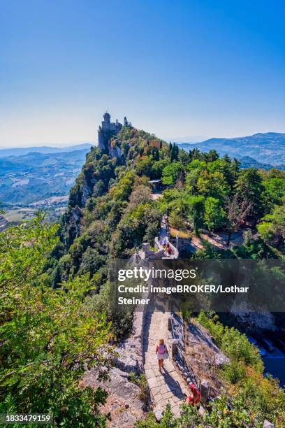 percorso della rupe hiking trail in front of cesta fortress, city of san marino, san marino - percorso stockfoto's en -beelden