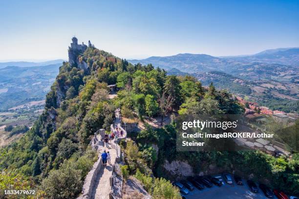 percorso della rupe hiking trail in front of cesta fortress, city of san marino, san marino - percorso stockfoto's en -beelden