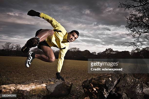männliche cross-country-laufschuh - läufer dramatisch stock-fotos und bilder