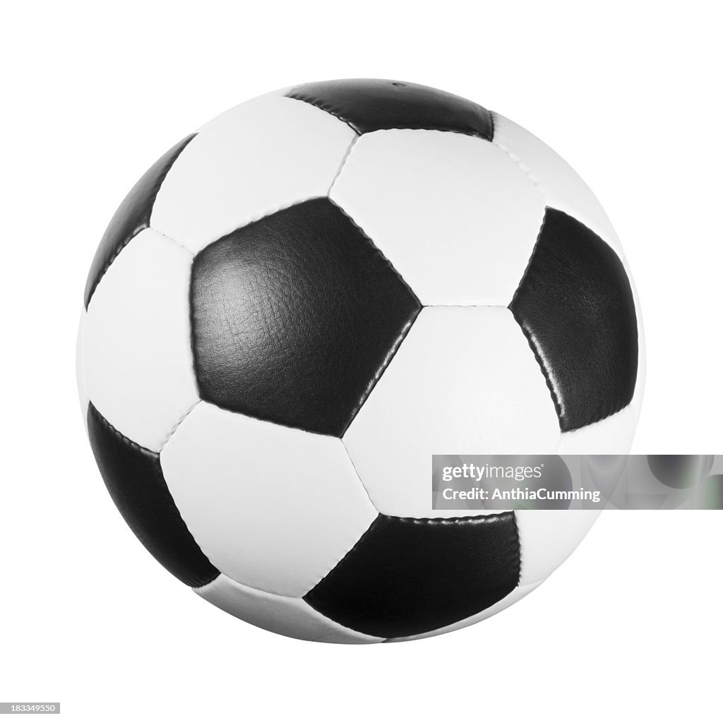 Schwarzes und weißes Leder-Fußball auf weißem Hintergrund
