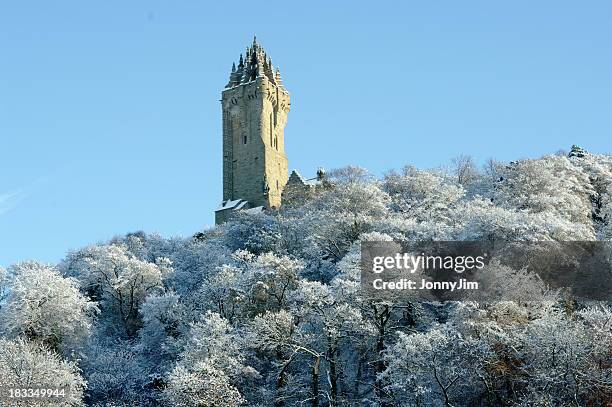 the wallace monument stirling scotland in snow - stirling 個照片及圖片檔