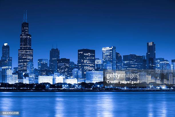 azul de la ciudad de chicago - willis tower fotografías e imágenes de stock