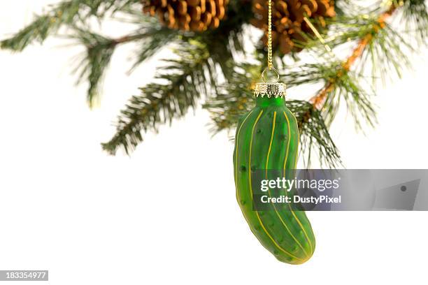 pickle-ornament - essiggurke stock-fotos und bilder