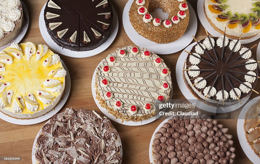 Verschiedene Arten von Kuchen auf einem Tisch