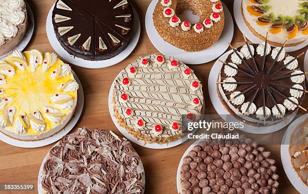 verschiedene arten von kuchen auf einem tisch - cake stock-fotos und bilder