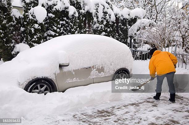 femme shovelling dans la neige recouvert de voiture - covered car photos et images de collection