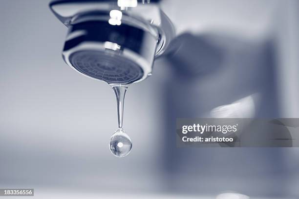 gouttes robinet et l'eau goutte - faucet stock photos et images de collection