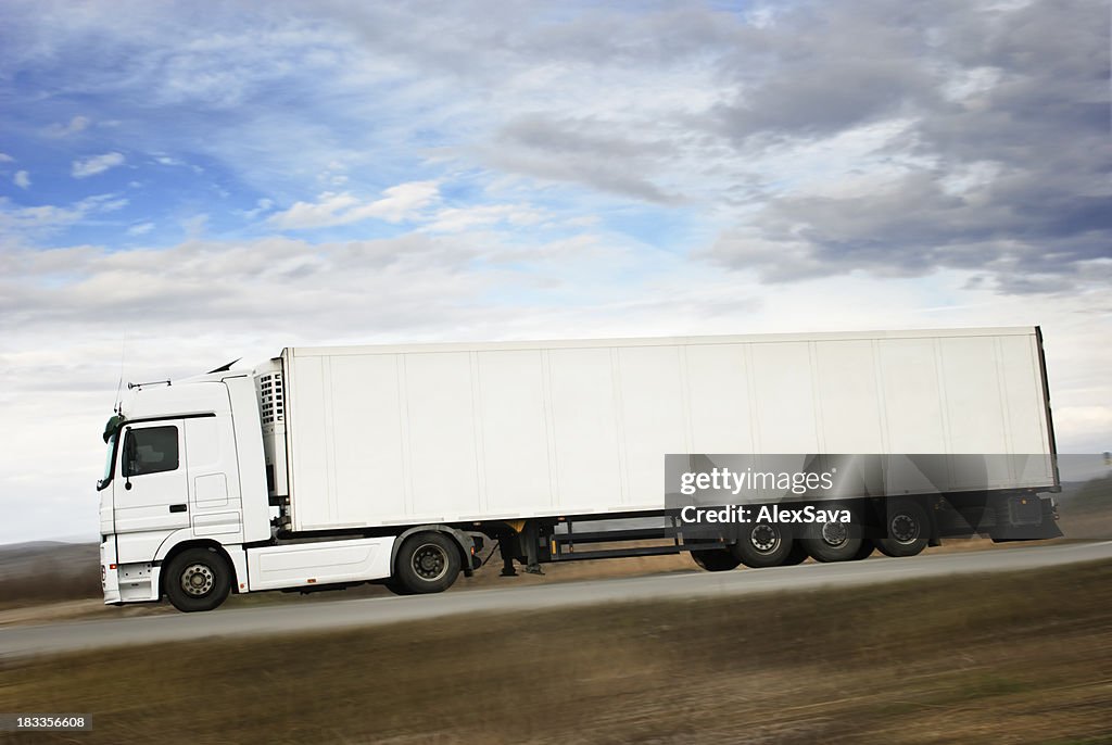 Weiße Lkw in der die Überfahrt