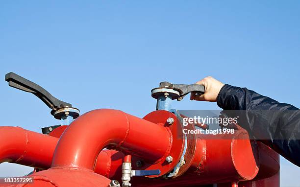 closing or opening the valve - waterpomp stockfoto's en -beelden